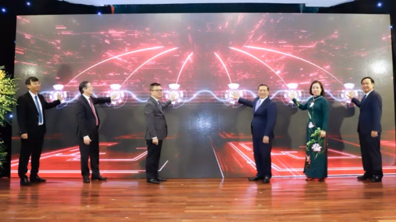 Đồng chí Lại Xuân Môn, Ủy viên Trung ương Đảng, Phó Trưởng ban Thường trực Ban Tuyên giáo và Dân vận Trung ương; đồng chí Lê Quốc Minh, Ủy viên Trung ương Đảng, Tổng Biên tập Báo Nhân Dân, Phó Trưởng Ban Tuyên giáo và Dân vận Trung ương, Chủ tịch Hội Nhà báo Việt Nam; đồng chí Lương Quốc Đoàn, Ủy viên Trung ương Đảng, Bí thư Đảng bộ, Chủ tịch BCH Trung ương Hội Nông dân Việt Nam; đồng chí Bùi Thị Thơm - Phó Chủ tịch Trung ương Hội Nông dân Việt Nam; đồng chí Võ Văn Hưng - Thứ trưởng Bộ Nông nghiệp và Môi trường và đồng chí Nguyễn Văn Hoài - Tổng Biên tập Báo Nông thôn Ngày nay/Báo điện tử Dân Việt ra mắt Phiên bản Dân Việt 5.0. Ảnh: Báo Dân Việt.