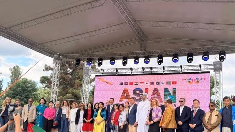 Đại sứ Việt Nam tại Bulgaria Nguyễn Thị Minh Nguyệt (thứ 4, trái sang) cùng các quan chức địa phương tại sự kiện. Ảnh: TTXVN 