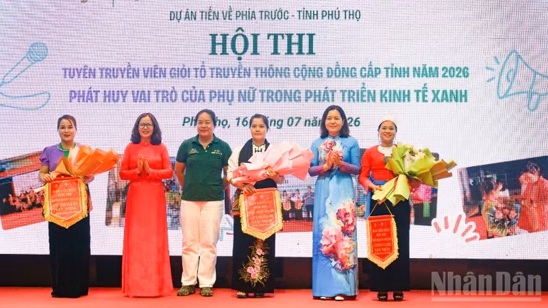Ban Giám khảo trao giải cho các đội thi.
