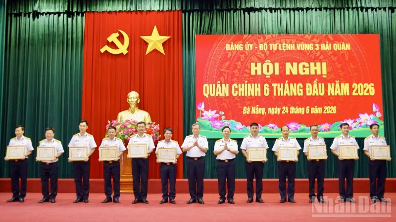 ndo_br_4-thu-truong-bo-tu-lenh-vung-trao-thuong-cho-cac-tap-the-ca-nhan-trong-phong-trao-thi-dua-quyet-thang-6-thang-dau-nam-2026-8521.jpg