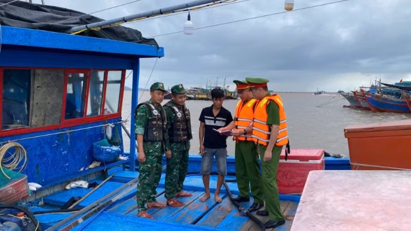 Lực lượng chức năng phường Móng Cái 2, chủ động tuyên truyền ngư dân về nơi tránh trú bão an toàn. (Ảnh: Baoquangninh.vn)