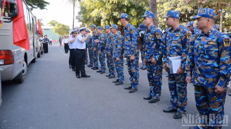 Thủ trưởng Bộ Tư lệnh Vùng 3 Hải quân động viên cán bộ, chiến sĩ lên đường thực hiện nhiệm vụ.