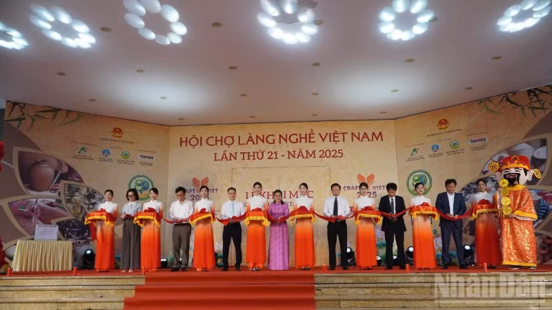 Khai mạc Hội chợ Làng nghề Việt Nam lần thứ 21 năm 2025, triển lãm OCOP quốc gia và Tuần lễ giới thiệu sản phẩm OCOP tỉnh Lạng Sơn tại Hà Nội.