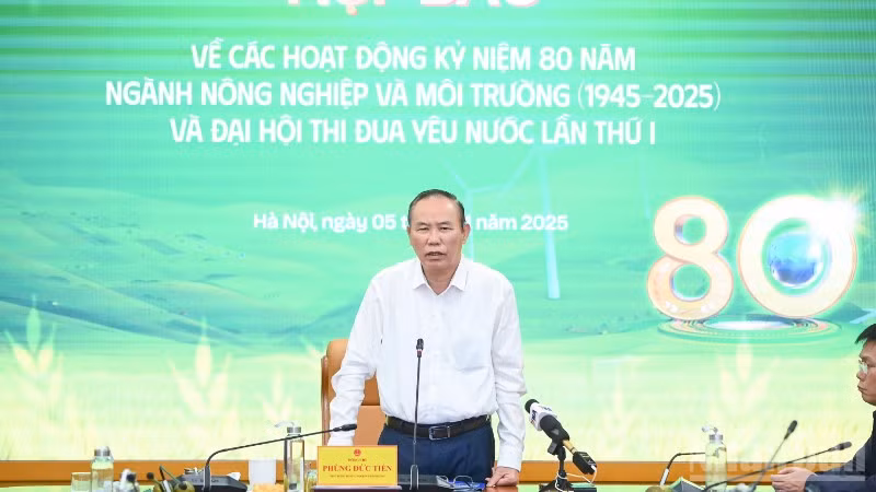 Thứ trưởng Nông nghiệp và Môi trường Phùng Đức Tiến chủ trì họp báo tháng 11.