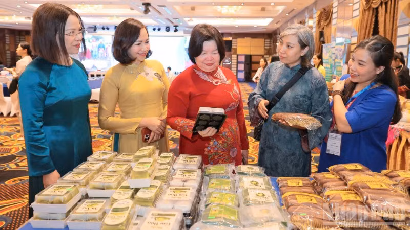 Chủ tịch Liên minh Hợp tác xã Việt Nam cùng các đại biểu tham quan gian hàng của các hợp tác xã bày bán tại Hội nghị.