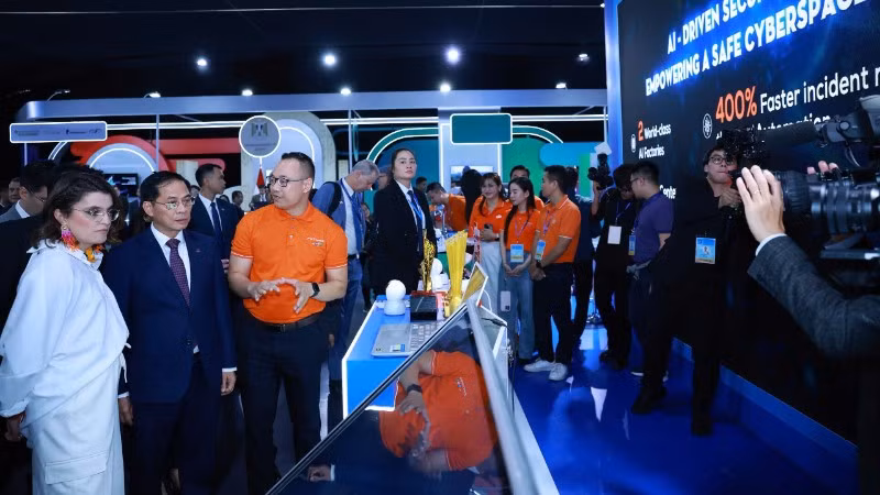 Phó Thủ tướng Bùi Thanh Sơn và Phó Tổng thống Ecuador thăm gian triển lãm của FPT.