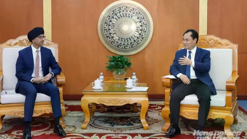 Bộ trưởng Bộ Nông nghiệp và Môi trường Trịnh Việt Hùng tiếp xã giao Đại sứ Singapore tại Việt Nam Rajpal Singh nhằm trao đổi các định hướng thúc đẩy hợp tác song phương trong lĩnh vực nông nghiệp, môi trường và chuyển đổi xanh. (Ảnh: KHƯƠNG TRUNG)