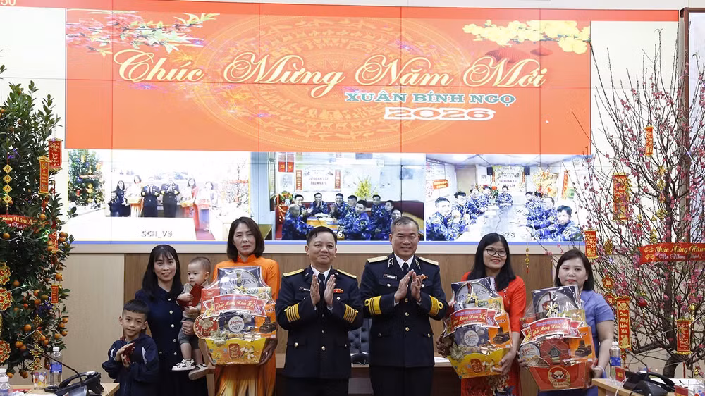 11thu-truong-bo-tu-lenh-vung-3-hai-quan-tang-qua-cho-than-nhan-gia-gia-dinh-quan-nhan-cac-tram-ra-da-va-cac-tau-dang-thuc-hien-nhiem-vu-tren-bien-609.jpg