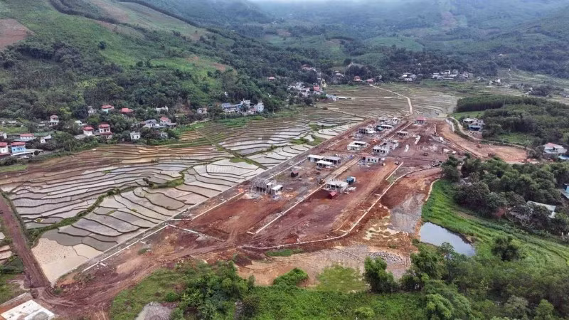 Khu tái định cư xã Mường Vang (Phú Thọ) khẩn trương xây dựng để người dân nơi đây có nơi tránh trú an toàn trước mùa mưa bão. (Ảnh: THANH TRÀ)