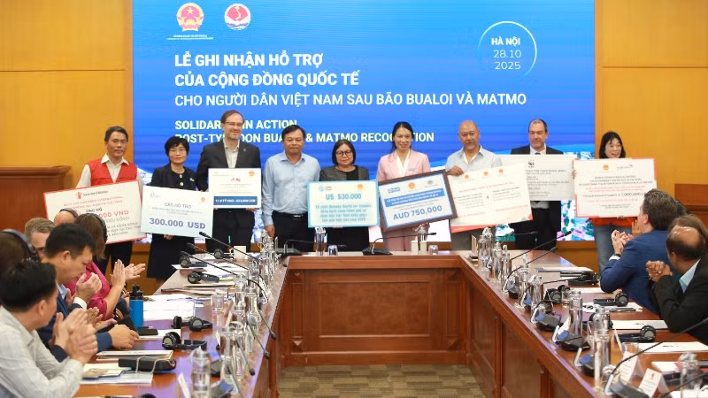 Thứ trưởng Nông nghiệp và Môi trường Nguyễn Hoàng Hiệp trao biểu trưng ghi nhận đóng góp của các đại sứ quán và tổ chức quốc tế cho công tác hỗ trợ người dân Việt Nam sau bão.
