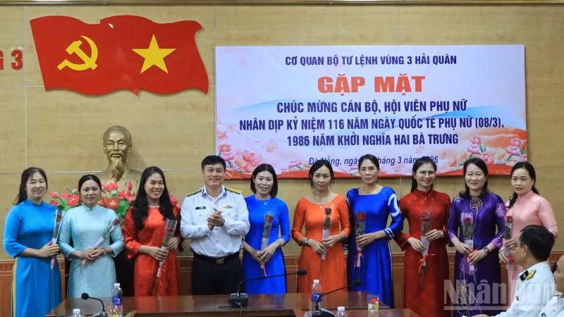 ndo_br_2-dai-ta-le-huy-tuynh-pho-chinh-uy-vung-chuc-mung-hoi-nu-phong-tham-muu-vung-828.jpg