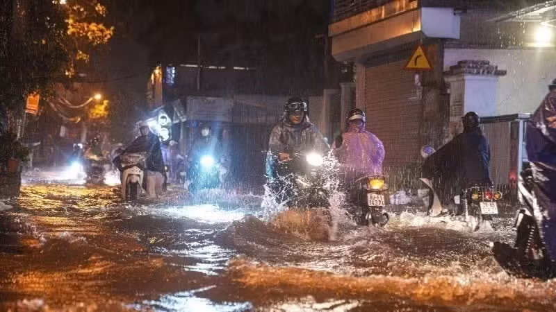 Trung tâm Dự báo Khí tượng thủy văn quốc gia cho biết, một đợt không khí lạnh hiếm gặp trong tháng 6 đang di chuyển xuống nước ta, gây mưa lớn diện rộng ở miền bắc. (Ảnh: nhandan.vn)