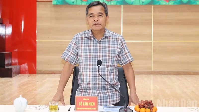 Đồng chí Hồ Văn Niên, Ủy viên Trung ương Đảng, Bí thư Tỉnh ủy Quảng Ngãi phát biểu tại buổi làm việc với Ban Thường vụ đặc khu Lý Sơn.