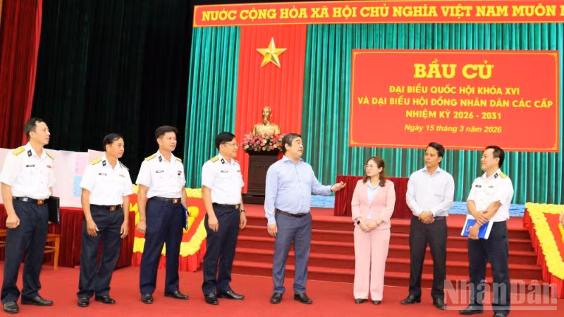 Đồng chí Tạ Hồng Quang, Tỉnh ủy viên, Bí thư Đảng uỷ, Chủ tịch Hội đồng Nhân dân, Chủ tịch Uỷ ban Bầu cử kiểm tra công tác chuẩn bị bầu cử tại điểm bầu cử số 39, Học viện Hải quân.