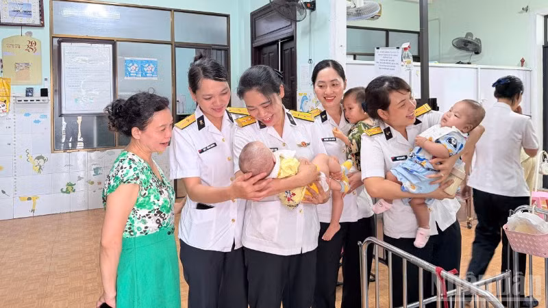 Hội Phụ nữ Trung tâm Bảo đảm kỹ thuật Vùng 3 Hải quân đã tổ chức thăm, động viên và tặng quà các em nhỏ tại Trung tâm Nuôi dưỡng trẻ mồ côi thuộc Hội Chữ thập đỏ thành phố Đà Nẵng.