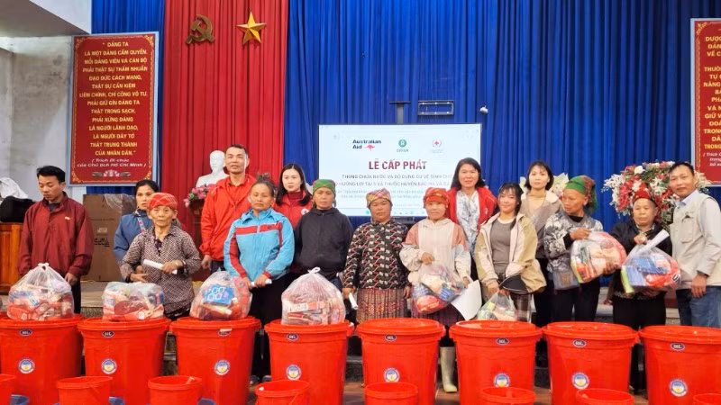 Cấp phát thùng chứa nước và bộ dụng cụ vệ sinh tại huyện Bắc Hà và Bảo Yên, Lào Cai (cũ). (Ảnh: Oxfam cung cấp)
