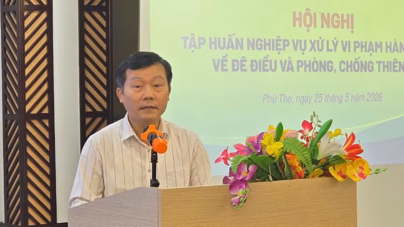 Ông Nguyễn Văn Tiến, Phó Cục trưởng Cục Quản lý đê điều và Phòng chống thiên tai (Bộ Nông nghiệp và Môi trường) phát biểu tại Hội nghị.
