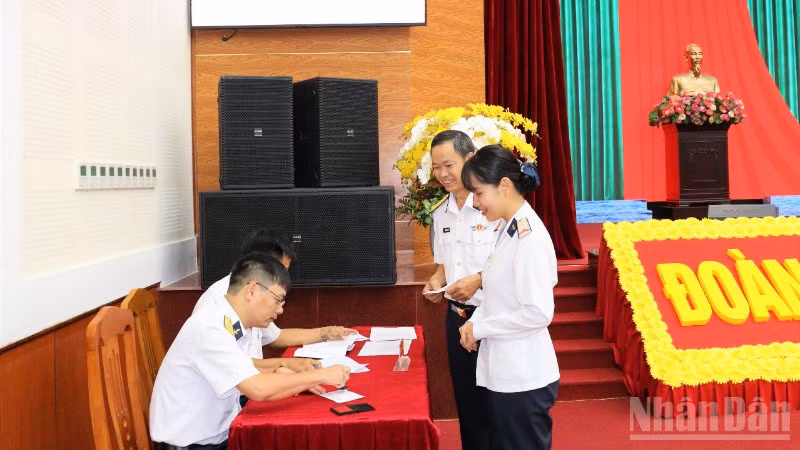 ndo_br_7-cu-tri-dong-dau-da-bo-phieu-vao-phieu-cu-tri-sau-khi-hoan-thanh-nhiem-vu-bau-cu-8850.jpg