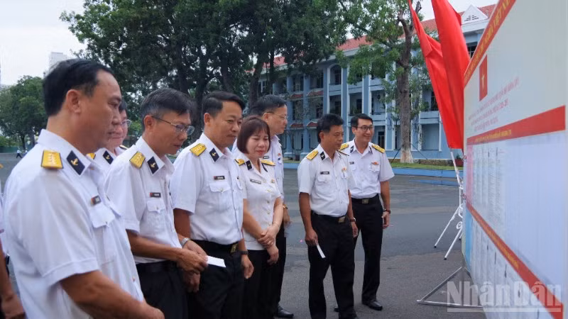 Các cử tri nghiên cứu danh sách các ứng cử viên.