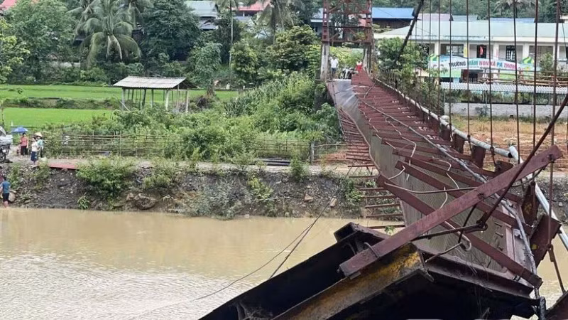 Hiện trạng cầu treo vào bản Púng Bon (Điện Biên) bị đổ sập. (Ảnh: CTV nhandan.vn)