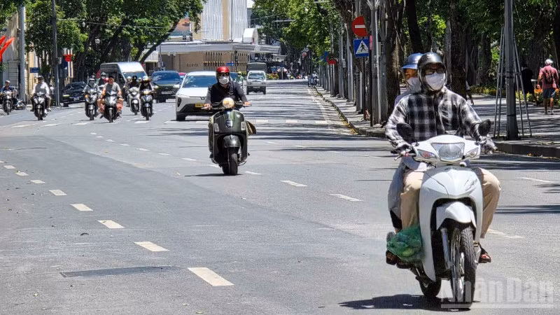 Nhiệt độ tại nhiều địa phương vượt ngưỡng lịch sử trong đợt nắng nóng cuối tháng 5. (Ảnh: NGỌC DUY)