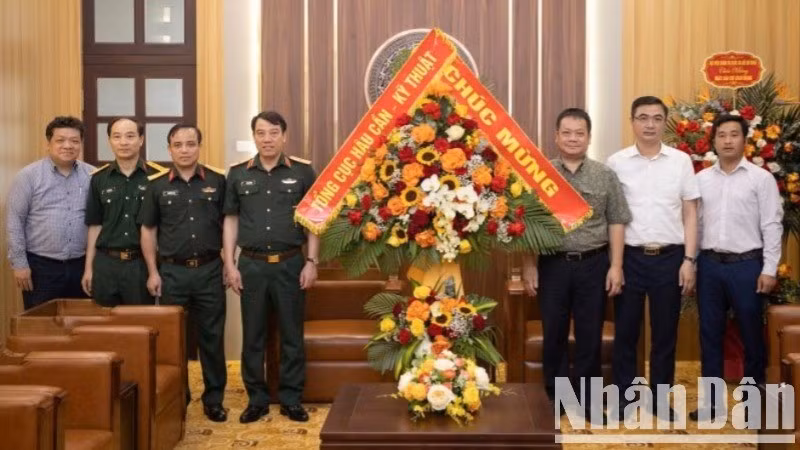 Đoàn đại biểu Tổng cục Hậu cần-Kỹ thuật (Bộ Quốc phòng) do Thiếu tướng Vũ Văn Cường, Phó Chính ủy Tổng cục Hậu cần-Kỹ thuật đến thăm và chúc mừng Báo Nhân Dân. (Ảnh: SƠN TÙNG)