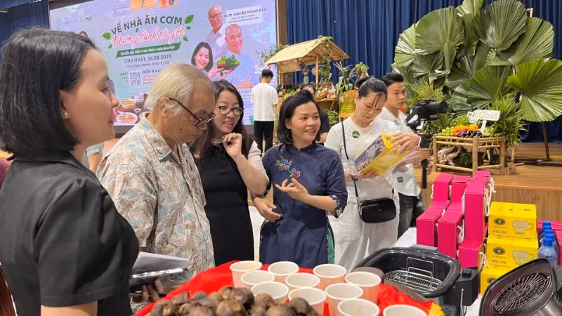 Các đại biểu tham quan gian hàng tại lễ ra mắt dự án.