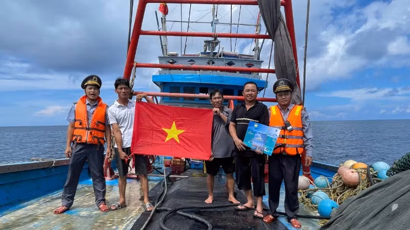 Lực lượng Kiểm ngư phát tờ rơi tuyên truyền về chủ quyền biển, đảo và tặng cờ cho ngư dân trên biển.