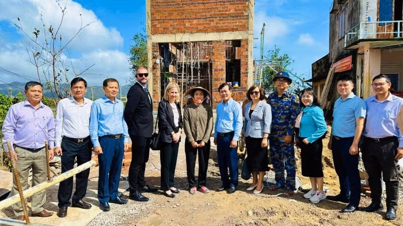 tong-lanh-su-quan-hoa-ky-tai-tp-ho-chi-minh-va-lanh-dao-cuc-quan-ly-de-dieu-va-phong-chong-thien-tai-den-tham-nha-xay-trong-chien-dich-quang-trung-tai-tinh-gia-lai-thang-12-2025-456.jpg