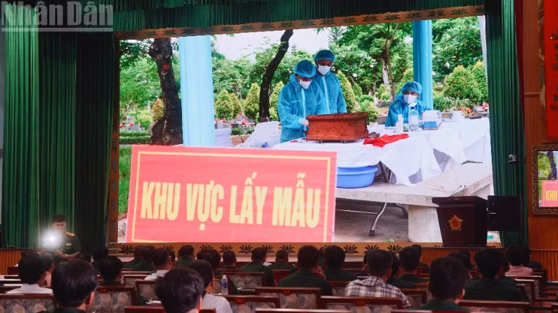 Đại biểu theo dõi thước phim về công tác lấy mẫu hài cốt liệt sĩ. (Ảnh: LÊ THÀNH)