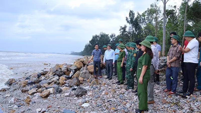 Lãnh đạo tỉnh Thanh Hóa cùng các thành viên đoàn công tác nắm bắt hiện trạng sạt lở kè biển ở phường Nam Sầm Sơn.