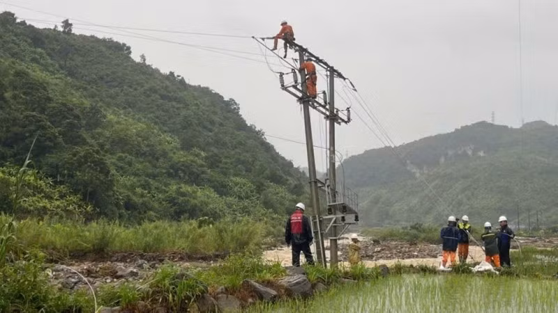 Cấp điện trở lại cho vùng lũ Sơn La. (Ảnh: VOV.VN)