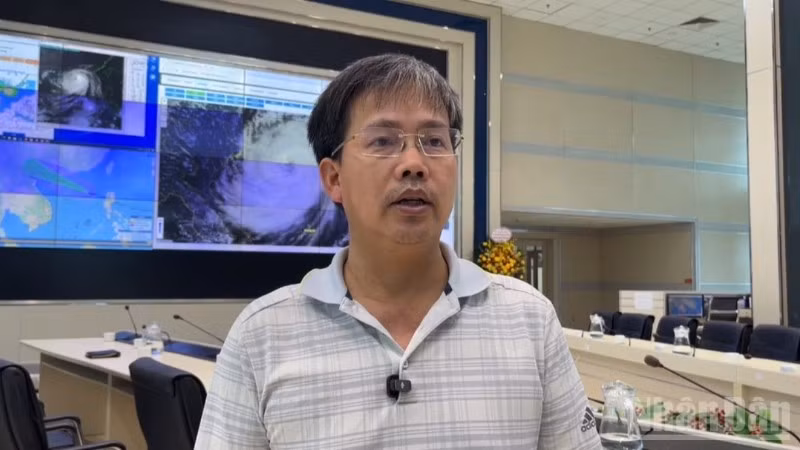 Ông Mai Văn Khiêm, Giám đốc Trung tâm dự báo khí tượng thủy văn quốc gia cung cấp thông tin với báo chí về cơn bão số 11, đầu giờ chiều 5/10.