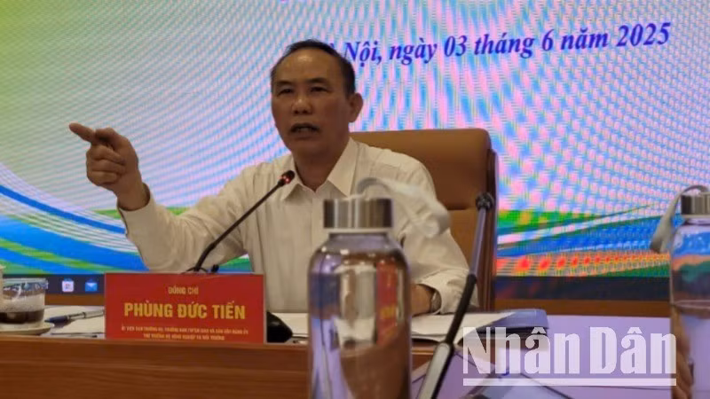 Tại cuộc họp báo ngày 3/6, Thứ trưởng Nông nghiệp và Môi trường Phùng Đức Tiến cho biết sẽ đề nghị Bộ Công an vào cuộc xác minh sự việc Công ty cổ phần chăn nuôi C.P bị tố bán thịt lợn bệnh.