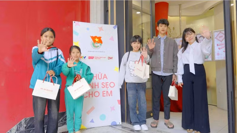 Dự án “Chữa lành sẹo cho em” được triển khai theo hướng đồng hành lâu dài, kết hợp điều trị y khoa với phục hồi tâm lý, từng bước giúp các em tự tin hòa nhập cộng đồng.