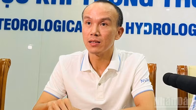 Ông Hoàng Phúc Lâm, Phó Giám đốc Trung tâm Dự báo khí tượng thủy văn quốc gia thông tin với báo chí về diễn tiến bão số 10.