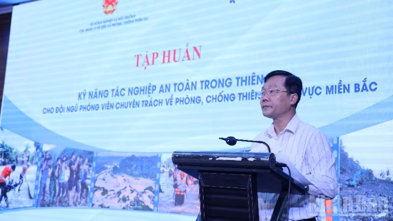 Ông Nguyễn Văn Tiến, Phó Cục trưởng Cục Quản lý đê điều và Phòng, chống thiên tai, ghi nhận tinh thần trách nhiệm, sự dấn thân của đội ngũ phóng viên, biên tập viên chuyên trách lĩnh vực phòng, chống thiên tai.