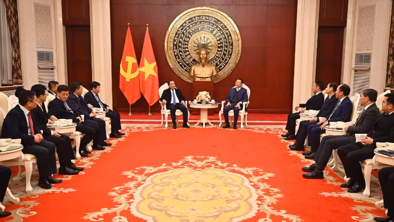 Bộ trưởng Nông nghiệp và Môi trường Trần Đức Thắng cùng đoàn công tác của Bộ đã đến thăm và làm việc với Đại sứ quán Việt Nam tại Bắc Kinh. (Ảnh: TÙNG ĐINH)
