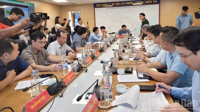 Toàn cảnh cuộc họp ứng phó với bão Bualoi chiều 26/9.