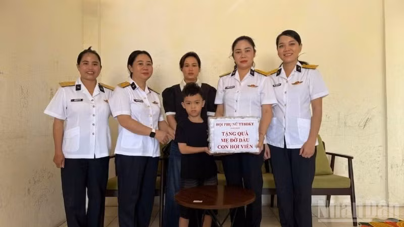 Hội Phụ nữ Trung tâm Bảo đảm kỹ thuật Vùng 3 Hải quân tổ chức thăm hỏi, tặng quà hội viên khó khăn và triển khai mô hình “Mẹ đỡ đầu”.