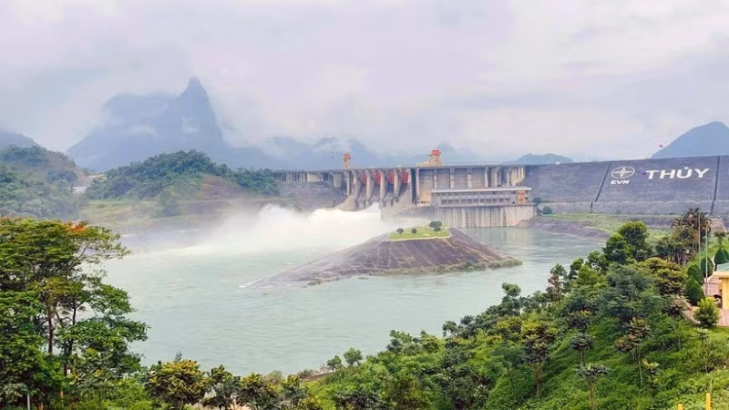 Bộ trưởng Nông nghiệp và Môi trường vừa có Công điện yêu cầu thực hiện việc đóng cửa xả đáy hồ chứa thủy điện Tuyên Quang nhằm điều tiết dòng chảy phù hợp tình hình thực tế. (Ảnh: THANH TRÀ)