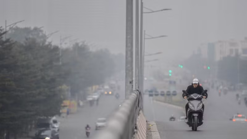 Trong khoảng 10 ngày tới, khu vực miền bắc, đặc biệt là Hà Nội và vùng phụ cận, có thể xuất hiện nghịch nhiệt, lặng gió và sương mù, khiến bụi mịn PM2.5 tích tụ.