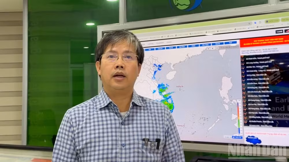 Ông Mai Văn Khiêm, Giám đốc Trung tâm Dự báo Khí tượng thủy văn quốc gia chia sẻ thông tin về diễn tiến báo số 13 tính đến 19 giờ ngày 6/11.