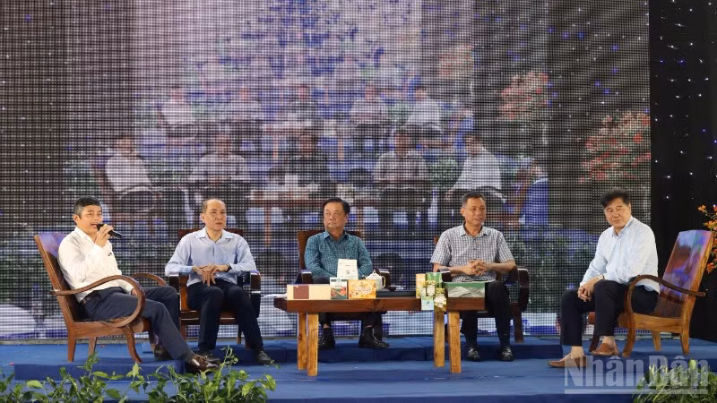Các đại biểu trao đổi về những thách thức trong xây dựng người nông dân chuyên nghiệp.