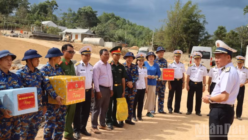ndo_br_1-chuan-do-doc-nguyen-dang-tien-chinh-uy-vung-3-hai-quan-dong-vien-can-bo-chien-si-va-cac-luc-luong-tai-cong-truong-xay-dung-371.jpg