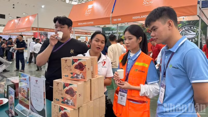 Lần đầu tiên tổ chức tại Hà Nội, Triển lãm quốc tế cafe show và tea show Hanoi 2025 thu hút được khá đông khách hàng đặc biệt những người trẻ tuổi.