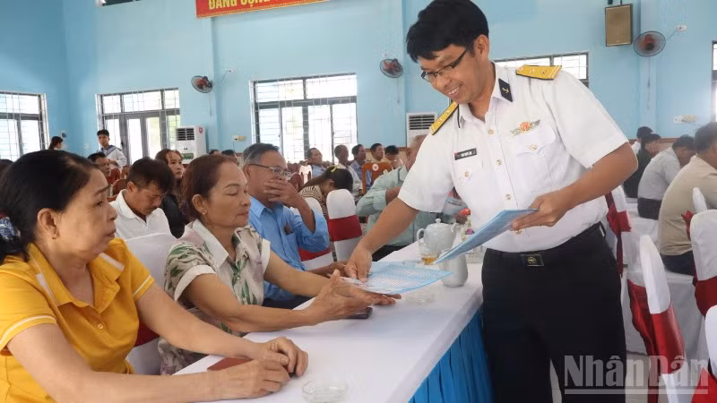 ndo_br_bao-cao-vien-vung-3-hai-quan-phat-to-roi-chong-khai-thac-hai-san-bat-hop-phap-khong-bao-cao-va-khong-theo-quy-dinh-iuu-cho-ba-con-ngu-dan-tai-xa-thang-an-thanh-pho-da-nang-3956.jpg
