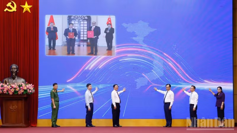 Các đại biểu thực hiện nghi thức bấm nút chính thức vận hành Hệ thống truy xuất nguồn gốc nông sản, đánh dấu việc đưa hệ thống vào hoạt động trên phạm vi toàn quốc.