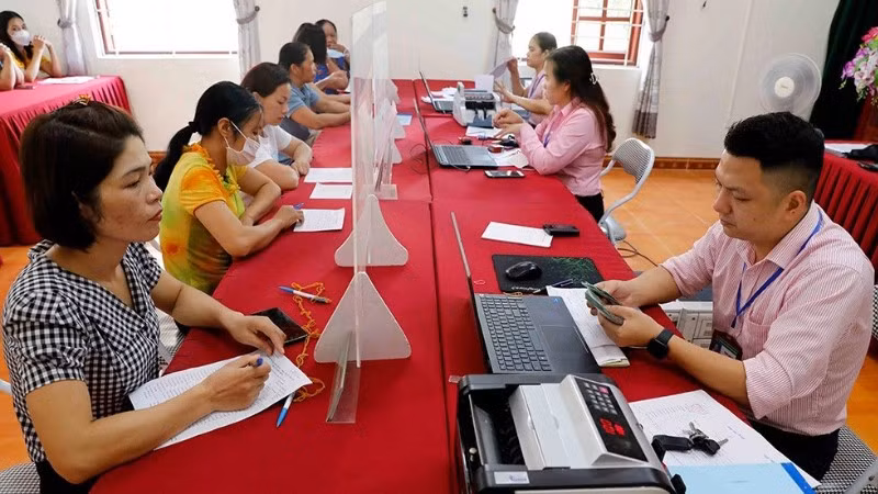 Khách hàng giao dịch tại Điểm giao dịch xã của Phòng giao dịch Ngân hàng Chính sách xã hội Văn Quan.