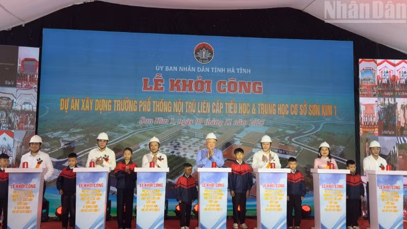 Đồng chí Nguyễn Hòa Bình, Ủy viên Bộ Chính trị, Phó Thủ tướng Thường trực Chính phủ và các đồng chí lãnh đạo bộ, ngành trung ương và Hà Tĩnh thực hiện nghi lễ khởi công dự án.